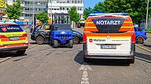 Einsatzkräfte der Malteser sind mit ihren Fahrzeugen vor Ort. Bei einer Stuntshow in Leinfelden-Echterdingen (Kreis Esslingen) hat sich ...