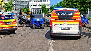 Einsatzkräfte der Malteser sind mit ihren Fahrzeugen vor Ort. Bei einer Stuntshow in Leinfelden-Echterdingen (Kreis Esslingen) hat sich ...