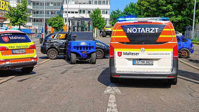 Einsatzkräfte der Malteser sind mit ihren Fahrzeugen vor Ort. Bei einer Stuntshow in Leinfelden-Echterdingen (Kreis Esslingen) hat sich ...
