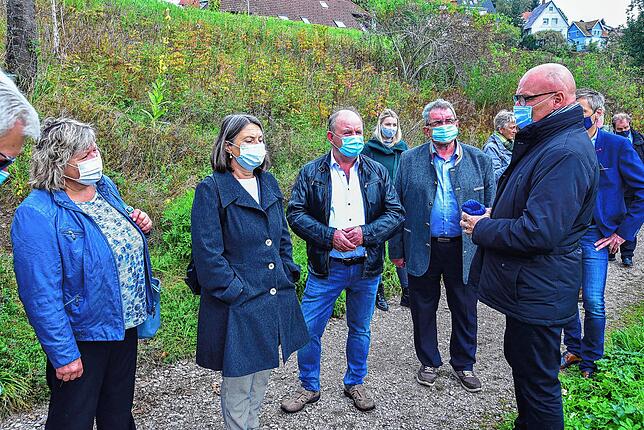 Bürgermeister Michael Rieger (rechts) informiert Regierungspräsidentin Bärbel Schäfer (Zweite von links), bei ihrem Kurzbesuch in St. ...