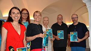 Einige Autoren mit der elften „Mauerläufer“-Ausgabe (von links): Larissa Schleher, Gabriele Meseth, Chris Inken Soppa, Niels Zubler, ...