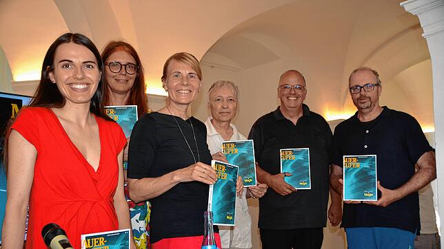 Einige Autoren mit der elften „Mauerläufer“-Ausgabe (von links): Larissa Schleher, Gabriele Meseth, Chris Inken Soppa, Niels Zubler, ...