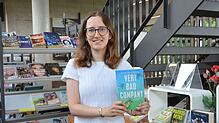 Linda Riegel von der BZM-Bibliothek rät zum Ausklang der Ferienzeit zu einem Krimi der US-amerikanischen Autorin Emma Rosenblum. Foto: ...