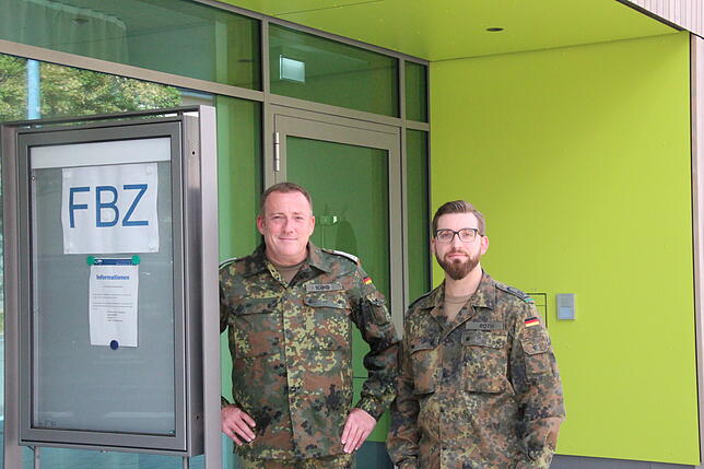 Vor dem Familienbetreuungszentrum der Bundeswehr in der Stettener Kaserne: Leiter Frank Schmid (links) und sein Stellvertreter Severin ...