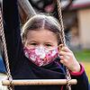 Ist ein Mund-Nasen-Schutz wie der auf dem Symbolbild gezeigte für Kinder gefährlich? Laut dem Wehrer Kinderarzt Jochen Sperling nicht. ...