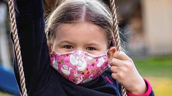 Ist ein Mund-Nasen-Schutz wie der auf dem Symbolbild gezeigte für Kinder gefährlich? Laut dem Wehrer Kinderarzt Jochen Sperling nicht. ...