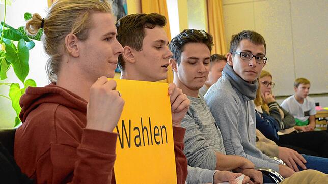 Bereits im November machten sich die Jugendlichen Gedanken in Arbeitsgruppen. (Von links) Referent Jamo Grimberg mit Finn-Luis Klauß, ...