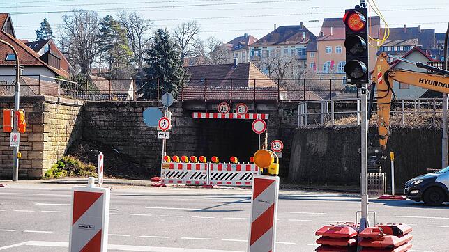 Die Unterführung der Engener Bahnbrücke Ballenbergstraße ist bereits gesperrt. Die vorbereitenden Arbeiten für die Brücken-Erneuerung ...