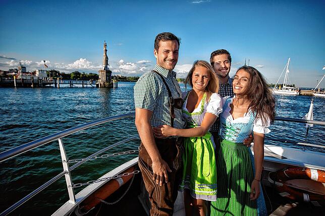 Mit dem Katamaran zum Konstanzer Oktoberfest in Konstanz.