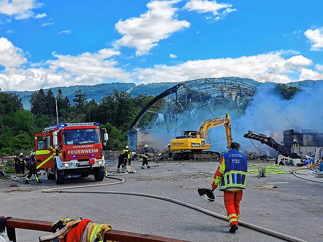 Bild 10: Wehr: Feuer auf der Mülldeponie - Bilder des Einsatzes auf dem Lachengraben