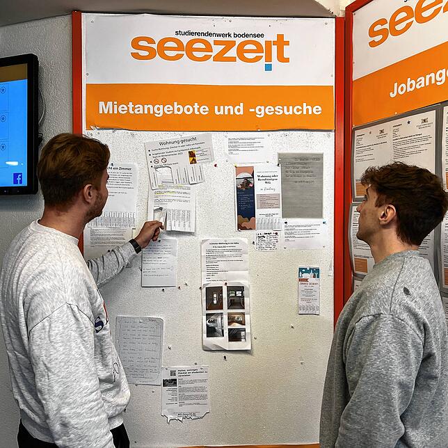 Die Studenten Martin Neuendorfer und Oliver Leyds schauen sich an der Universität Konstanz die Wohnungsanzeigen an. Sie hatten Glück und ...