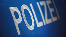 Die Polizei (Symbolbild) wird nach einer Schlägerei in die Rathausstraße gerufen. Doch der Geschädigte will nichts von ihr wissen.