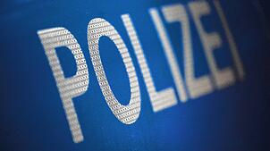 Die Polizei (Symbolbild) wird nach einer Schlägerei in die Rathausstraße gerufen. Doch der Geschädigte will nichts von ihr wissen.