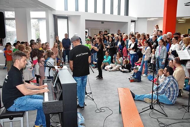 Andächtig lauscht das Publikum den musikalischen Beiträgen beim Campus Jam.