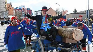 Der hat gut lachen: Singens Oberbürgermeister Bernd Häusler ist entmachtet. Vielerorts im Hegau müssen sich die Stadtoberen am ...