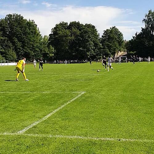 Abdoulie Mboob trifft die Latte