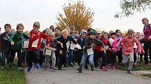 Auf die Plätze, fertig, los! Die Erst- und Zweitklässler beim Start zum Spendenlauf in eigener Sache.