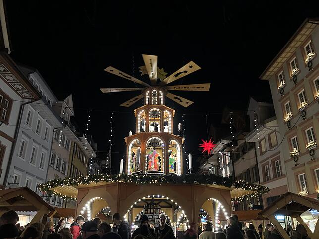 Eine acht Meter hohe Pyramide dominiert in diesem Jahr den Waldshuter Weihnachtsmarkt.