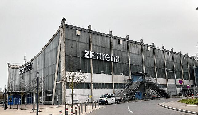 In der alten ZF-Arena kann nicht mehr gespielt werden: Der Bau weist Mängel in der Dachkonstruktion auf.