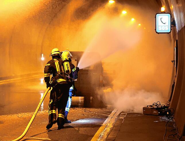 Wasser Marsch! Feuerwehrleute bekämpfen den vermeintlichen Fahrzeugbrand.