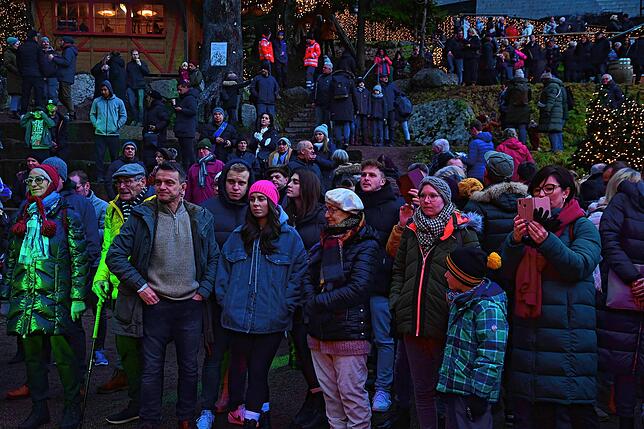 Bild 8: Jetzt ist die Weihnachtszauberei voll im Gang: Bilder vom besucherstärksten Tag in Triberg