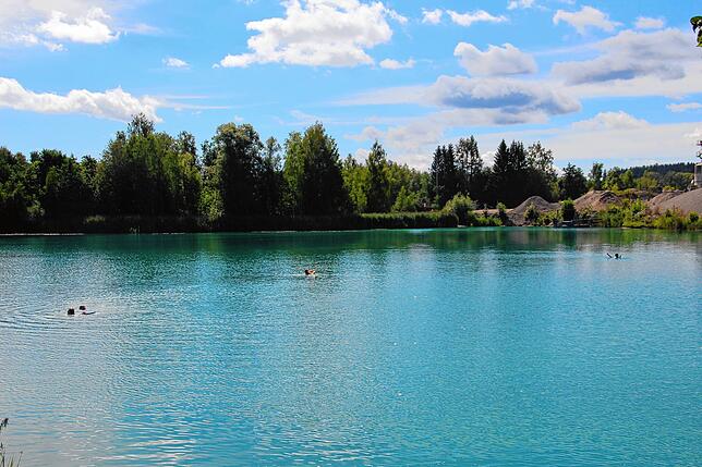 Ausgehend von der großen gemähten, gemeindeeigenen Wiese ist das Schwimmen im Baggersee bei Jettkofen erlaubt.
