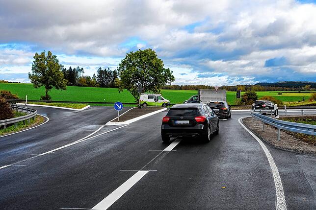 Blick auf die B33 von Marbach her kommend. Nach rechts geht es jetzt zügig auf die neue Einfädelspur.