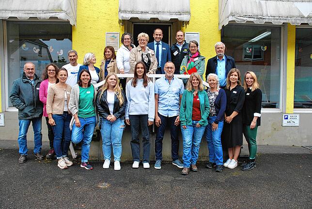 Die Jury des Regierungsbezirks Freiburg, im Bild mit den maßgeblichen Grießener Initiatoren zur Teilnahme beim Wettbewerb „Unser Dorf ...