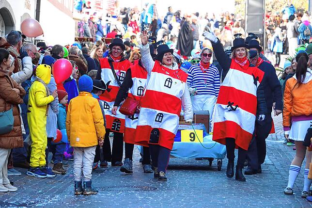 Bild 6: Meersburger Fasnacht: Die schönsten Bilder vom Kärrelerennen 2025