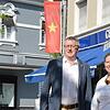 Bürgermeisterin Diana Stöcker und Kulturamtsleiter Claudius Beck an der Flagge von Vietnam. Auf der anderen Straßenseite weht dagegen ...