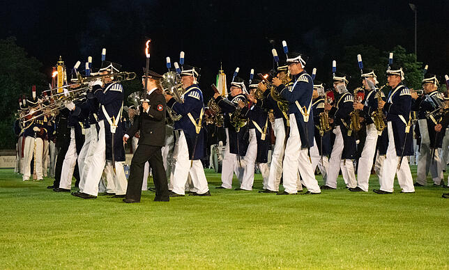 Der Große Zapfenstreiche begann mit dem Einmarsch der historischen Bürgerwehr Villingen, deren Musikkorps die Serenade spielte.