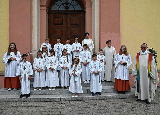 13 Kinder feierten in Oberlauchringen ihre Erstkommunion. Den Festgottesdienst zelebrierte Pfarrer Ulrich Sickinger. Für die ...