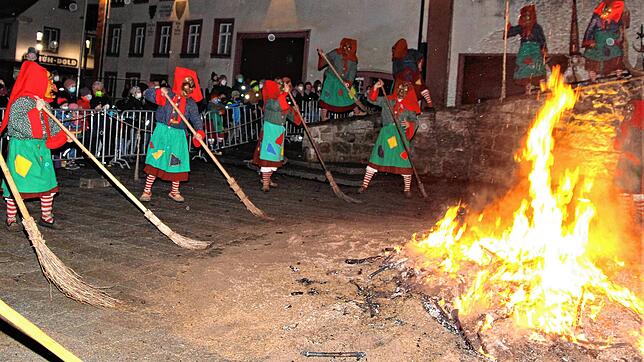 Die Hexen tanzen die Polka rund um das glühende Feuer. Das Spektakel auf dem Kelnhofplatz nimmt seinen Lauf. In diesem Jahr findet das ...