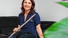 Mit Flöte und dem klassischen Dreispitz, der Kopfbedeckung der Stadtkapelle: Eva Großhardt identifiziert sich als Neigschmeckte längst ...