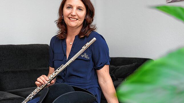 Mit Flöte und dem klassischen Dreispitz, der Kopfbedeckung der Stadtkapelle: Eva Großhardt identifiziert sich als Neigschmeckte längst ...
