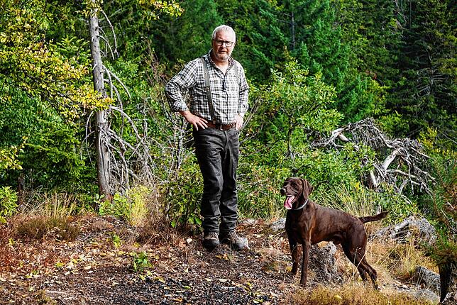 Ralf Isele aus Brenden mit seinem Hund Artus kennt sich in Sachen Gämsen aus, Er ist auch Jagdpächter im Bereich des Schwarzatals.