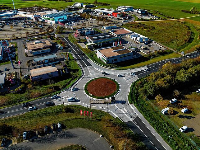 Dieser Kreisverkehr auf Herdenen wurde letztes Jahr zwischen April und September für rund 1,5 Millionen Euro komplett saniert. Statt ...
