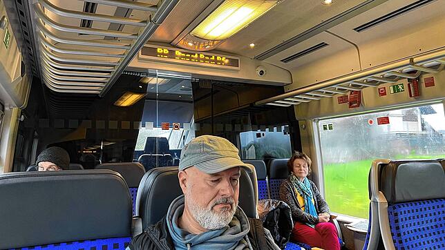 Jochen Schmidt-Nawrot auf der Fahrt mit der RB nach Basel.