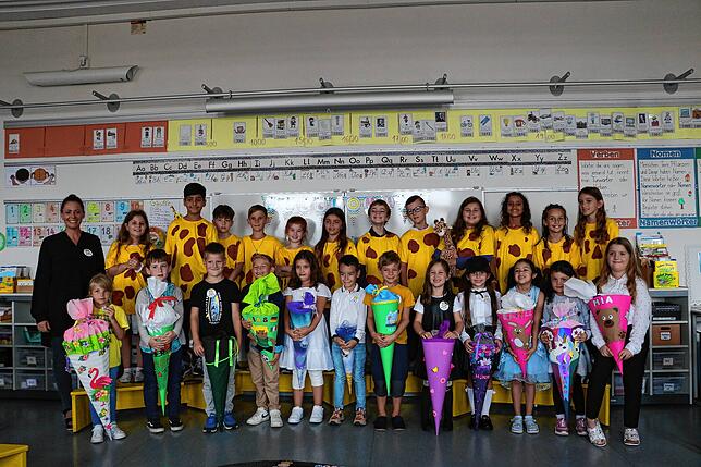 Familienklasse 1/3b, Giraffen: Hier sind es die großen Giraffen und Klassenlehrerin Anja Ritchie, die die Erstklässler begrüßen.