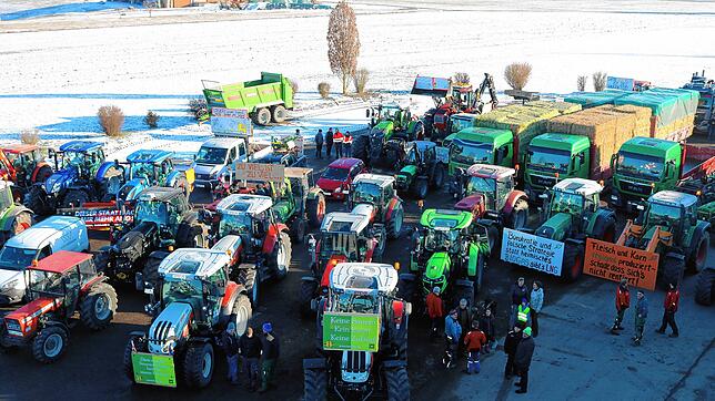 Rund 150 Fahrzeuge, die teilweise auf der Strecke zwischen Unadingen und Neustadt dazukamen beteiligten sich bei der Demofahrt zu der ...