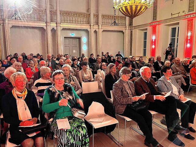 Viele Besucher füllen den Spiegelsaal im Art-Plus.