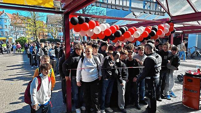 Bild 1: Hunderte Konstanzer warten auf den 1-Cent-Döner: Unglaubliche Szenen in Bildern festgehalten