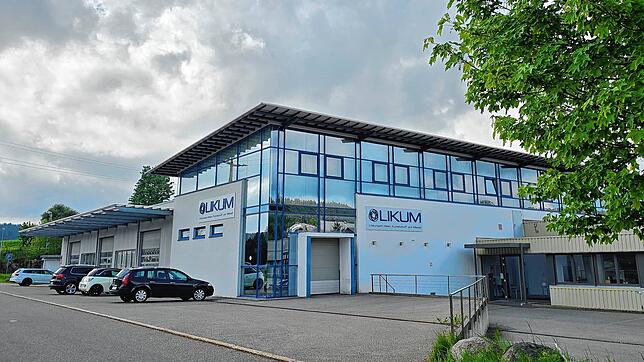 Noch steht am Unternehmensgebäude der Firmennahme Likum. Mittlerweile firmiert das Unternehmen aber unter „FES 360 smart manufacturing ...