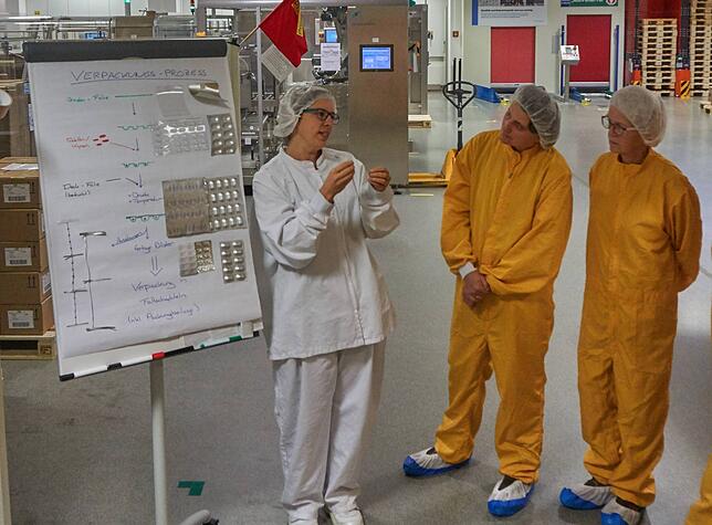 Sicher verpackt: Aus Kunststoff und Aluminium sind die Verpackungen der Tabletten, Blister genannt Vera Werner (im weißen Kittel) zeigt ...