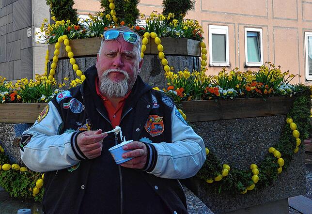 Mit seiner Vespa unterwegs, gönnt sich Bruno Toni aus Friedrichhafen am Markdorfer Osterbrunnen ein Eis.