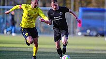 Der SC Konstanz-Wollmatingen (Tobias Wunsch, rechts) hat lange kämpfen müssen, ehe ihm der 2:1-Erfolg über den SV Denkingen (Tino ...