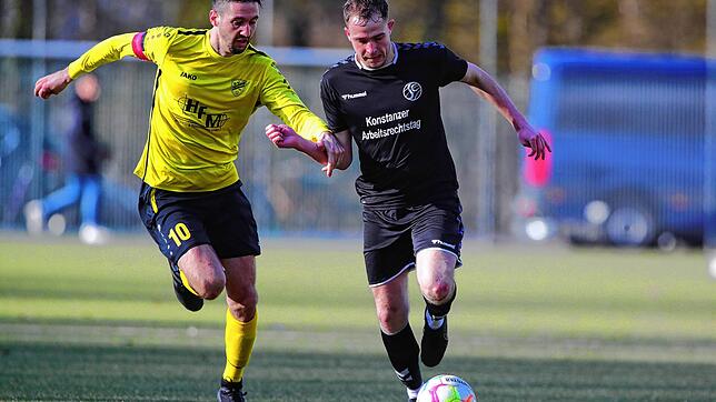 Der SC Konstanz-Wollmatingen (Tobias Wunsch, rechts) hat lange kämpfen müssen, ehe ihm der 2:1-Erfolg über den SV Denkingen (Tino ...