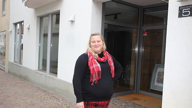 Barbara Bücken, Geschäftsführerin Markdorf Marketing, vor dem ehemaligen Ambasadorka. Hier wird ein offener Treffpunkt für die Bürger ...