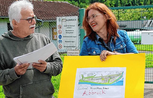 SPD-Kreisrat Rolf Rüttnauer und die Albbrucker SPD-Gemeinderätin Britta Ebner im Mai bei einem Rundgang auf dem Areal des zukünftigen ...