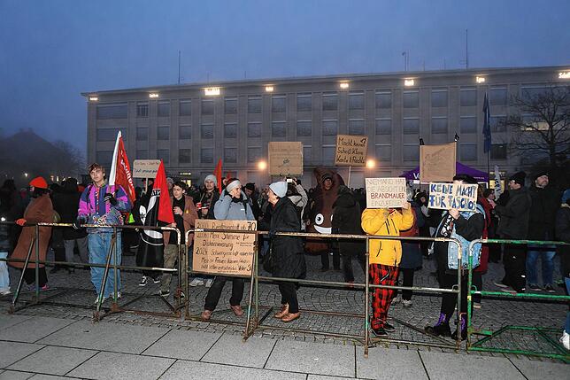 Vor der Halle fiel das Echo auf den Merz-Besuch negativ aus. Mehrere hundert Menschen demonstrierten und wendeten sich dabei ...